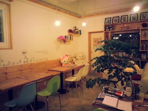Shared lounge/TV area, Blue Backpackers Hostel in Busan