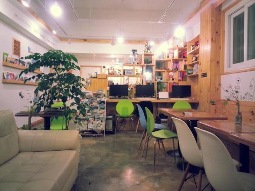 Shared lounge/TV area, Blue Backpackers Hostel in Busan