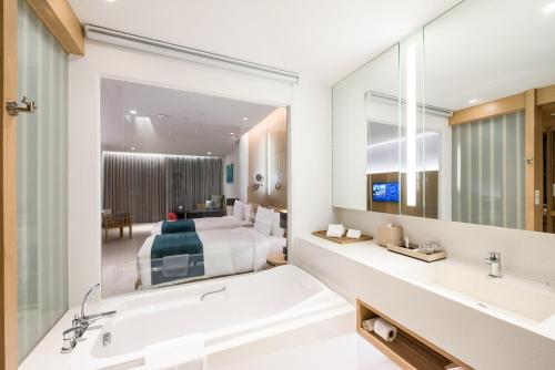 room detail thumbnail 2