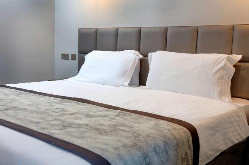 Sure Hotel by Best Western Lockerbie Queens Hotel is perfectly located for both business and leisure guests in Lockerbie. The hotel offers a wide range of amenities and perks to ensure you have a great time. To be found at the hotel are 
