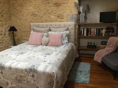 Charming Dordogne Stone Cottage - Entire Home, Parking, Near Chateaux, Wineries (Charming Dordogne Stone Cottage - Entire Home, Renovated Living Room, Updated Kitchen - Near Winerie) in Monplaisant