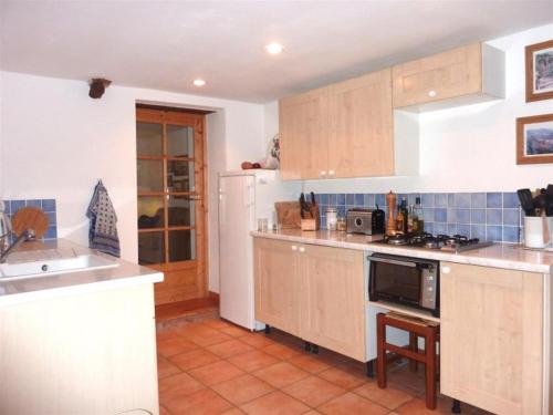 Charming Dordogne Stone Cottage - Entire Home, Parking, Near Chateaux, Wineries (Charming Dordogne Stone Cottage - Entire Home, Renovated Living Room, Updated Kitchen - Near Winerie) in Monplaisant