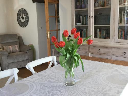 Charming Dordogne Stone Cottage - Entire Home, Parking, Near Chateaux, Wineries (Charming Dordogne Stone Cottage - Entire Home, Renovated Living Room, Updated Kitchen - Near Winerie) in Monplaisant