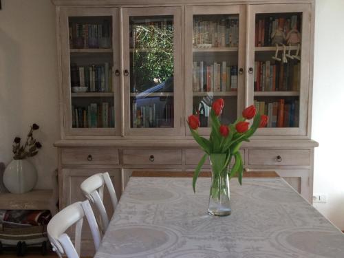 Charming Dordogne Stone Cottage - Entire Home, Parking, Near Chateaux, Wineries (Charming Dordogne Stone Cottage - Entire Home, Renovated Living Room, Updated Kitchen - Near Winerie) in Monplaisant