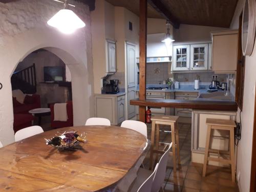 Kitchen, Gite entre Vignes et Montagne in Other