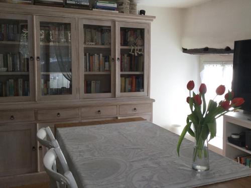 Charming Dordogne Stone Cottage - Entire Home, Parking, Near Chateaux, Wineries (Charming Dordogne Stone Cottage - Entire Home, Renovated Living Room, Updated Kitchen - Near Winerie) in Monplaisant