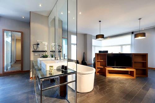 room detail thumbnail 1