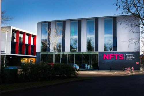 บริการและสิ่งอำนวยความสะดวก, Warwick Road Studios in เบรคคอนสไฟล์