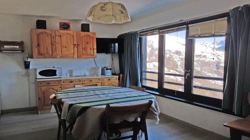 Apartment with Mountain View