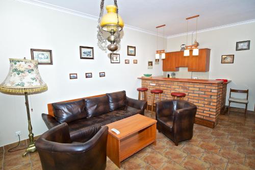 2 twin beds, 1 sofa bed