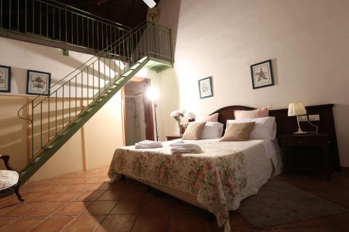 1 queen bed, 2 twin beds