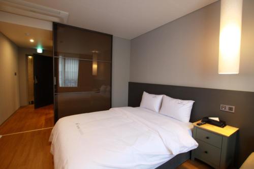 Deluxe Double Room with Bath image 10