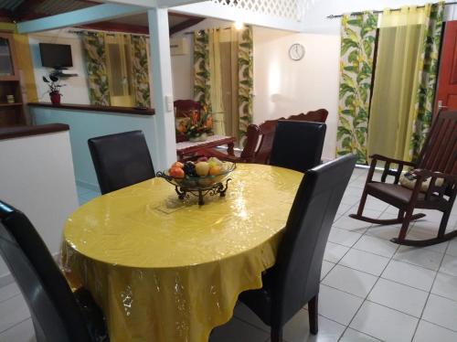Koplietošanas atpūtas telpa ar TV, Gîte 2ch proche plages, Jardin privé, Port-Louis (Gite 2ch proche plages, Jardin prive, Port-Louis) in Port-Louis