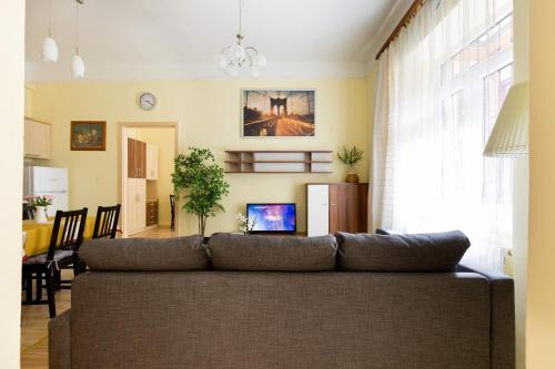  Bajcsy 3 -Deák next to Basilica 2 Bedrooms +Living with AC in Budapest