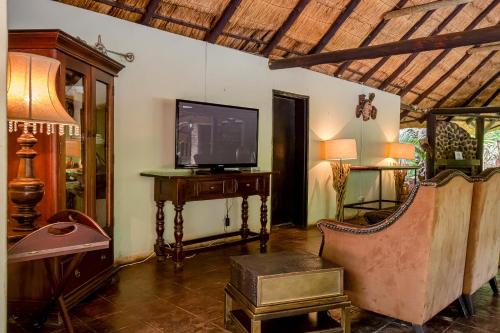The Royal Sichango Village - Shared lounge/TV area