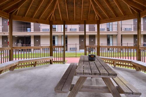 Létesítmények, Airport Inn in Nederland (Texas)