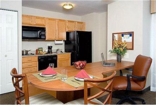 ห้องครัว, Candlewood Suites Indianapolis Downtown Medical District By IHG near พิพิธภัณฑ์ประวัติศาสตร์อินเดียนาเมดิคัล