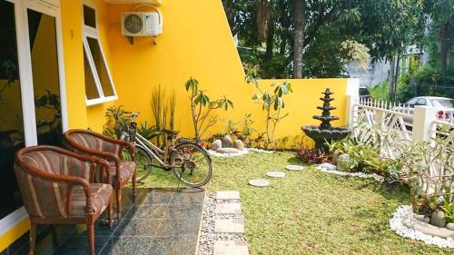 Varanda/terraço, Cendana Mulia Hostel Bogor (perlu bukti nikah) in Bogor