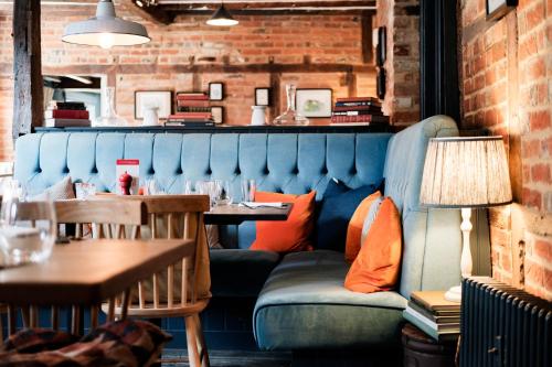 Étterem, Bel and The Dragon-Kingsclere in Kingsclere