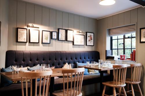 Étterem, Bel and The Dragon-Kingsclere in Kingsclere