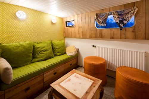 Shared lounge/TV area, Bateau peniche au coeur de Lille in Bois Blancs