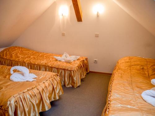 3 twin beds