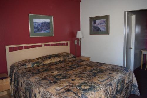 San Carlos Inn San Carlos Inn is conveniently located in the popular San Francisco International Airport area. The property offers a wide range of amenities and perks to ensure you have a great time. All the necessa