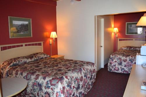 San Carlos Inn San Carlos Inn is conveniently located in the popular San Francisco International Airport area. The property offers a wide range of amenities and perks to ensure you have a great time. All the necessa