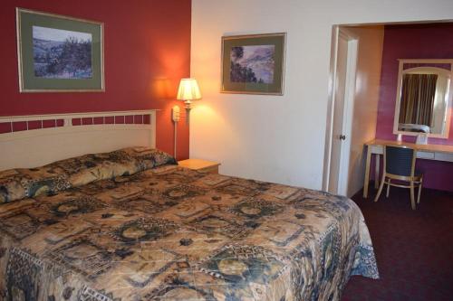 San Carlos Inn San Carlos Inn is conveniently located in the popular San Francisco International Airport area. The property offers a wide range of amenities and perks to ensure you have a great time. All the necessa