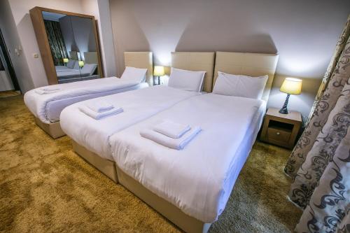 3 twin beds