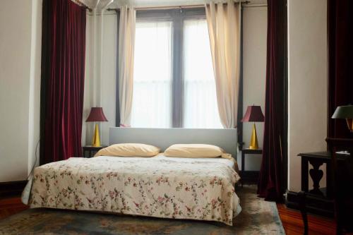 Fort Pl B&B and Gallery in Staten Island, USA