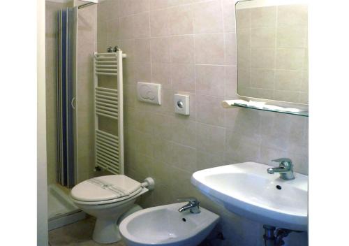 Twin Room image 10