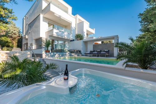 Luxury apartment SUNSET with private pool and jacuzzi