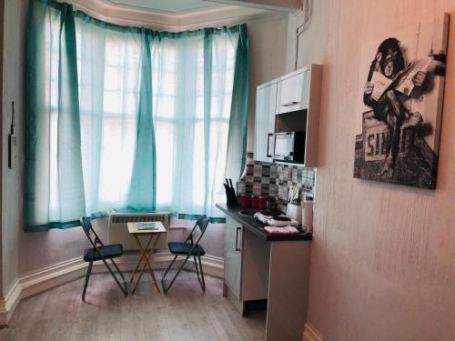 Southend - Westcliff Apartments & Studios - image 4