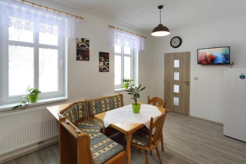 2 bedrooms, 5 beds