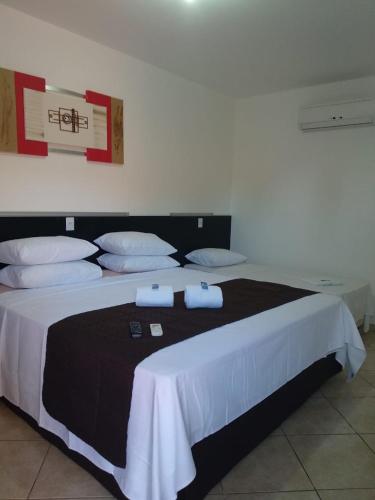 1 queen bed, 2 twin beds