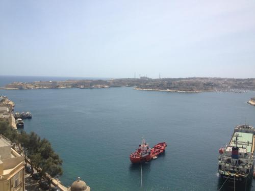 Grand Harbour Hotel - image 9