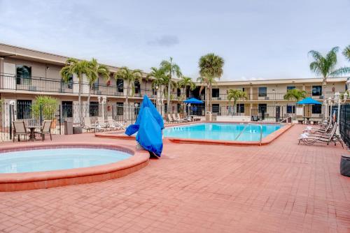 Swimming pool, Days Inn by Wyndham St. Petersburg / Tampa Bay Area in St. Petersburg (FL)