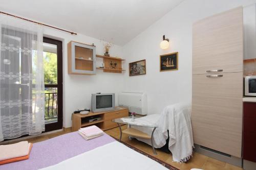 One-Bedroom Apartment with Terrace and Sea View image 1