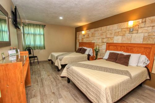 Double Room with Two Double Beds image 2