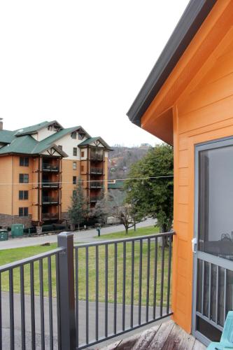 Spacious Downtown Condo Walking distance to Downtown Gatlinburg Sleeps 6 guests in Gatlinburg, USA