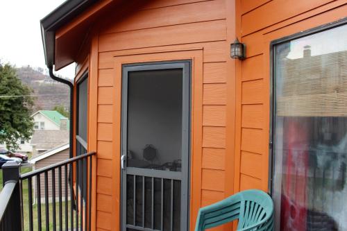 Spacious Downtown Condo Walking distance to Downtown Gatlinburg Sleeps 6 guests in Gatlinburg, USA