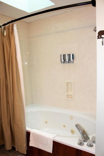Spacious Downtown Condo Walking distance to Downtown Gatlinburg Sleeps 6 guests
