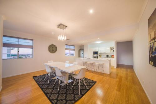 ห้องครัว, โรงแรมเอดจ์ อพาร์ตเมนท์ (Edge Apartment Hotel) in กลางเมืองร็อคแฮมป์ตัน