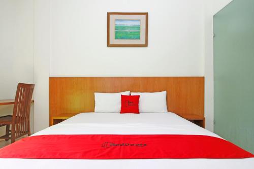 RedDoorz Double Room image 3