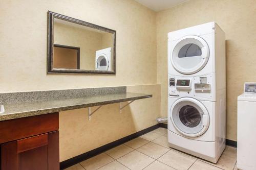 Comfort Suites Near Vancouver Mall - image 10