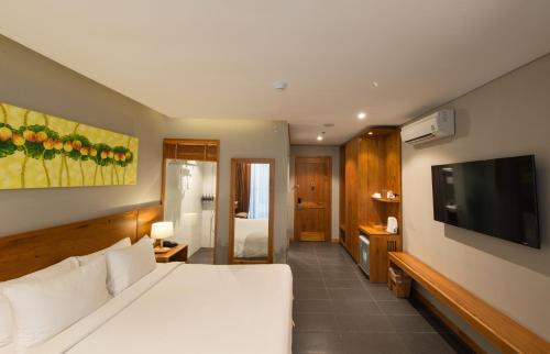 Deluxe King Room with Balcony image 4