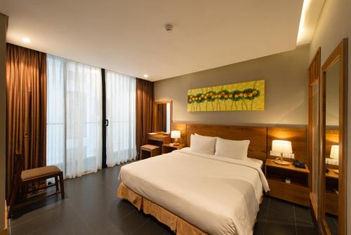 Deluxe King Room with Balcony room in Maple Hotel & Apartment