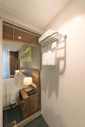 Deluxe King Room with Balcony image 6