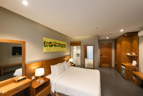 Deluxe King Room with Balcony image 2